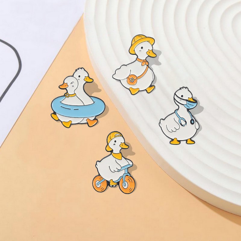 Pin Custom Goose Duck Shopping - Embroidery Love recensione e prezzo