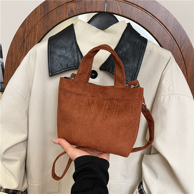 New Retro Suede Crossbody Bag  - Embroidery Keychain recensione e prezzo