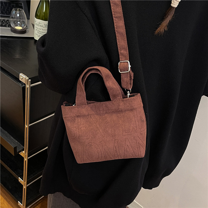 New Retro Suede Crossbody Bag  - Embroidery Keychain recensione e prezzo