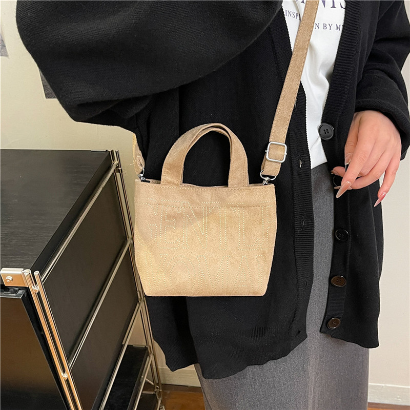 New Retro Suede Crossbody Bag  - Embroidery Keychain recensione e prezzo