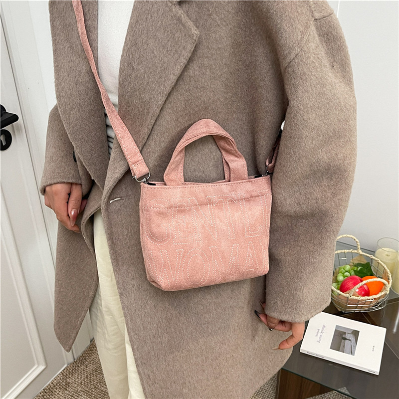 New Retro Suede Crossbody Bag  - Embroidery Keychain recensione e prezzo