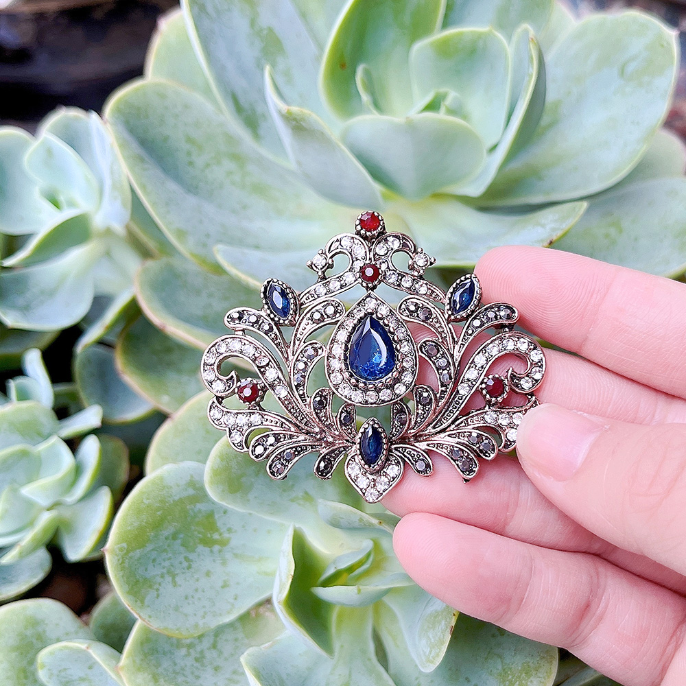 Vintage Turkish Women Brooch B - Embroidery Fonts recensione e prezzo