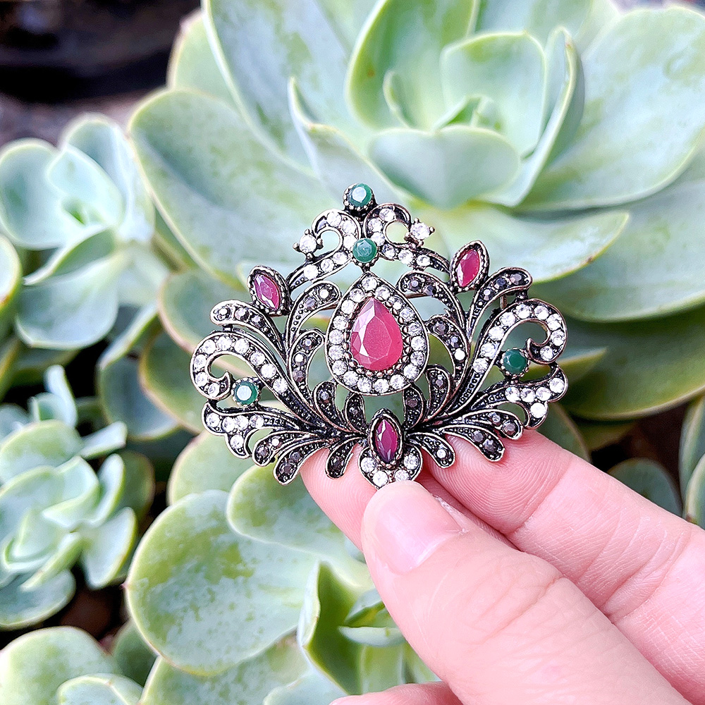 Vintage Turkish Women Brooch B - Embroidery Fonts recensione e prezzo