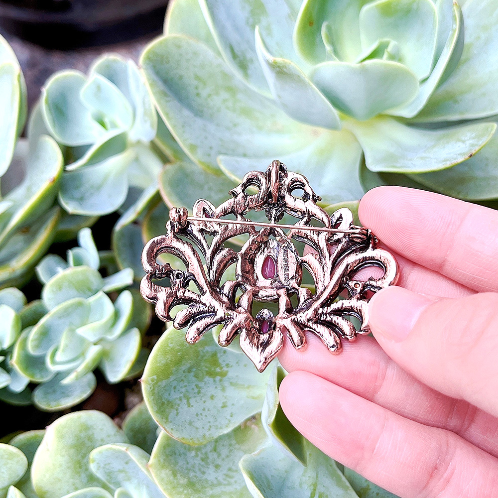 Vintage Turkish Women Brooch B - Embroidery Fonts recensione e prezzo