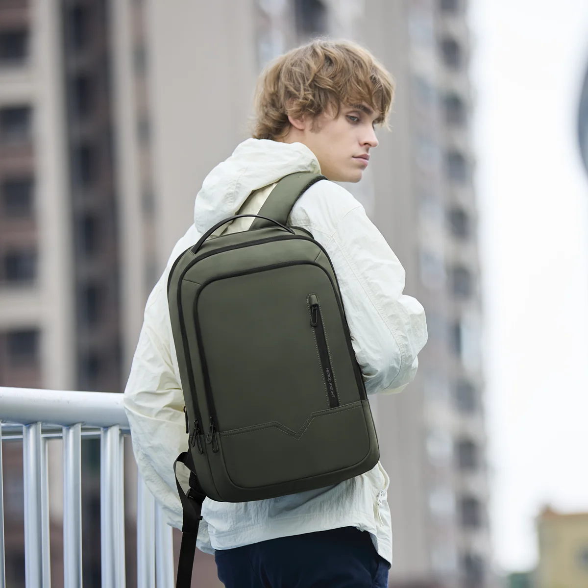 HK Expandable Business Backpac - Embroidery Computer recensione e prezzo