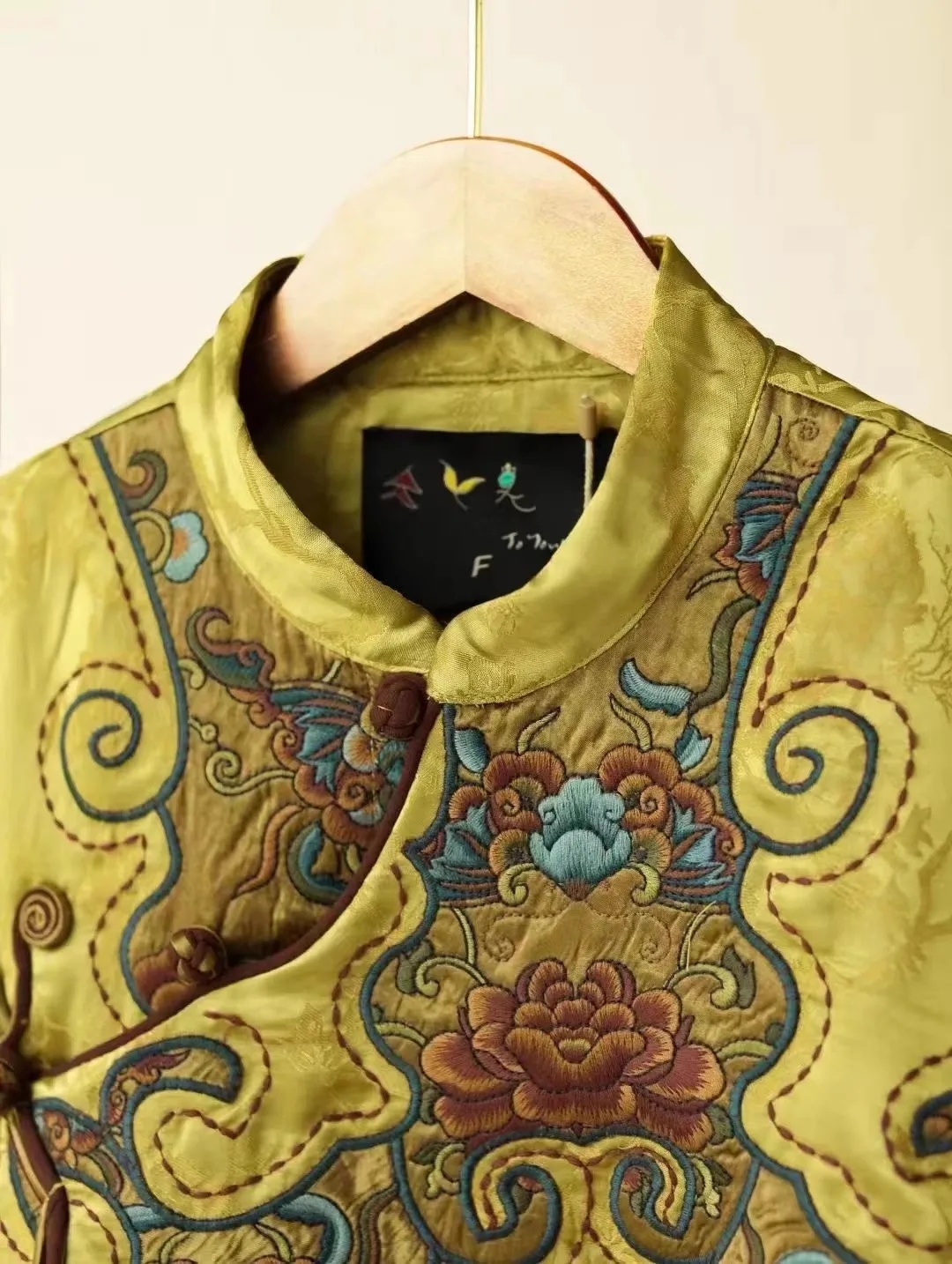 Women's winter short coats Nat - Embroidery Yellow recensione e prezzo
